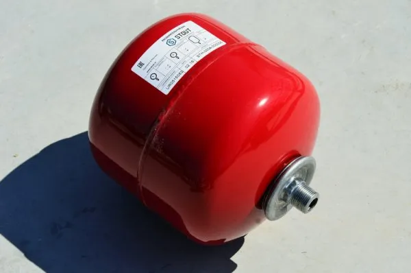 Расширительный бак 12 л. STOUT М 3/4"